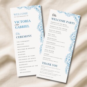 Pode incluir: Dois programas de cerimónia de casamento com bordas florais azuis. O programa da esquerda dá as boas-vindas aos convidados para o casamento de Victoria e Gabriel, listando os detalhes da cerimónia. O programa da direita lista os detalhes da festa de boas-vindas.