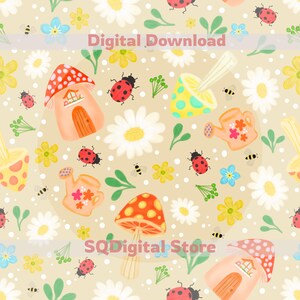 Pode incluir: Um padrão digital para download com cogumelos, joaninhas, flores, regadores e abelhas. O design inclui casas de cogumelos com telhados de bolinhas vermelhas e brancas, margaridas e pequenas flores azuis. O fundo é bege claro com pontos brancos.