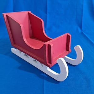 Centrotavola natalizio in legno da 9 3/4 con slitta di Babbo Natale, decorazione da tavolo, rosso e bianco
