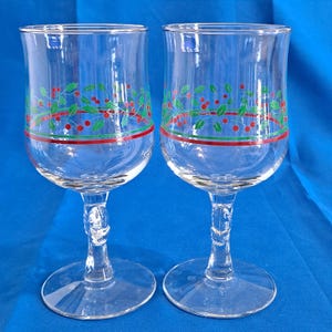 Set 2 ARBY&#39;S Vintage Christmas HOLLY BERRY Bow Stemmed Glasses Wine Gold Rims Libbey Water Goblets Berries