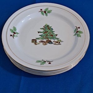 Vintage Set 4 Tienshan HOLIDAY HOSTESS 8&quot; Salad PLATES Christmas Tree Gold Trim Holly Berries Bread Dessert