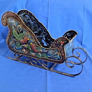 Gran mesa de metal de 40 cm con trineo de Papá Noel, decoración navideña con pájaros, verde nieve, rojo y azul.
