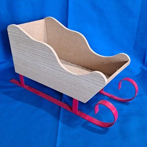 Centrotavola natalizio in legno e metallo da 11 1/2&quot; con slitta di Babbo Natale e sci rossi