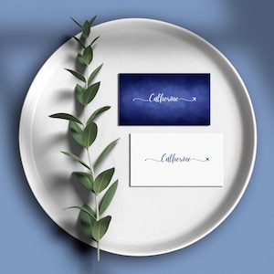 Modelo de cartões de lugar para casamento no destino – Modelo Canva editável e imprimível – Etiquetas de nome de viagem azuis com avião – Download instantâneo