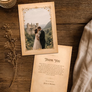 Peut inclure: Deux cartes de remerciement de mariage rectangulaires avec une texture de parchemin vintage. L'une présente une photo d'un couple devant un château encadrée de vignes dorées. L'autre affiche le texte THANK YOU et un message signé JULIE & MICHAEL.