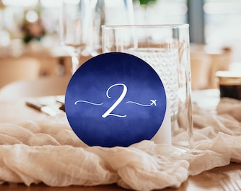 Plantilla de números de mesa para bodas de destino: tema de viaje en avión (Canva editable e imprimible, descarga digital)