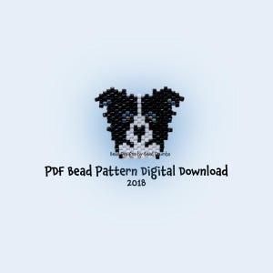 Op de afbeelding: Een digitale PDF-download van een kralenpatroon met een zwart-wit hondenontwerp. De afbeelding toont een gepixeleerd hondengezicht gemaakt van kralen, met de tekst "PDF Bead Pattern Digital Download 2018". De achtergrond is lichtblauw.