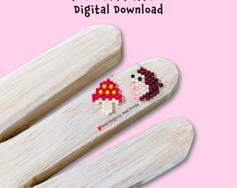 Puede incluir: Dos pequeños abalorios de cuentas, uno con forma de seta roja y blanca y el otro con forma de erizo marrón y blanco. El texto PDF Bead Pattern Digital Download y Bead Designs by Bead Crumbs es visible en la imagen.