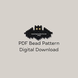 Puede incluir: Un diseño de murciélago de cuentas negras con detalles dorados, sobre un fondo neutro. La imagen incluye el texto "PDF Bead Pattern Digital Download". El diseño es de Bead Crumbs.