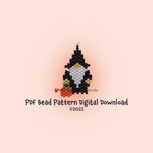 Puede incluir: Un colgante de gnomo de cuentas con un sombrero negro, barba blanca y una pequeña calabaza. También se ve el texto "PDF Bead Pattern Digital Download" y "©2022". El colgante está sobre un fondo naranja claro.