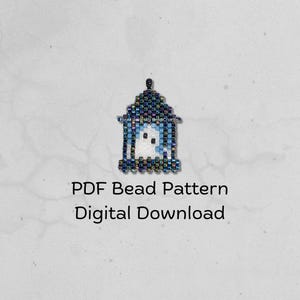 Puede incluir: Un colgante de cuentas con forma de jaula, con una figura blanca en su interior. El colgante está hecho con cuentas azules, blancas y negras. El texto "PDF Bead Pattern Digital Download" está debajo.