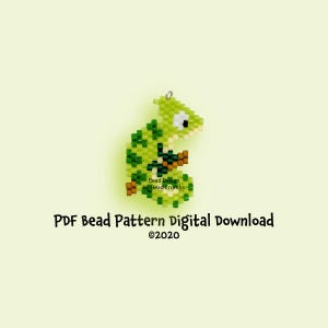 Puede incluir: Un colgante de camaleón de cuentas en tonos verdes, marrones y blancos. El lagarto está hecho de pequeñas cuentas y tiene un diseño detallado. La imagen incluye el texto "PDF Bead Pattern Digital Download" y "©2020".