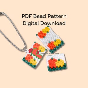 以下が含まれることがあります： 銀色のチェーンに、ビーズでデザインされたフルーツバスケットのペンダントが付いています。ペンダントは白で、赤、黄色、緑のビーズが使われています。画像には「PDF Bead Pattern Digital Download」というテキストも含まれています。