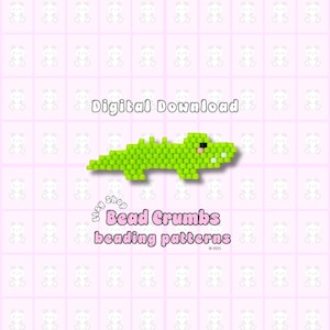 Könnte beinhalten: Eine limettengrüne, aus Perlen gefertigte Alligatorfigur mit einem kleinen schwarzen Auge und weißen Zähnen. Der Text lautet Digital Download, Etsy shop Bead Crumbs beading patterns und 2021. Der Hintergrund zeigt ein Gitter aus hellrosa Bären.