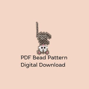 Könnte beinhalten: Ein digitales PDF-Perlenmuster mit einem Perlen-Hasen-Design. Der Hase besteht aus kleinen Perlen in Weiß-, Rosa- und Grautönen. Der Text "PDF Bead Pattern Digital Download" wird darunter auf einem hellpfirsichfarbenen Hintergrund angezeigt.
