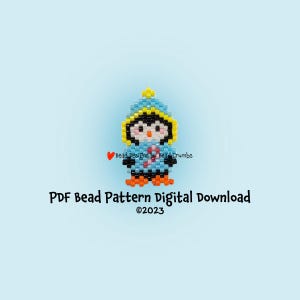 Puede incluir: Una figura de pingüino de cuentas con una chaqueta con capucha azul claro con ribete amarillo, cara negra y pies naranjas. El texto "PDF Bead Pattern Digital Download ©2023" está debajo. El fondo es azul claro.