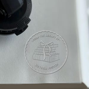 Grabador de libros personalizado - Grabador de biblioteca personalizado - De la Biblioteca de Grabadores de Libros - Grabador personalizado - Regalo para amantes de los libros