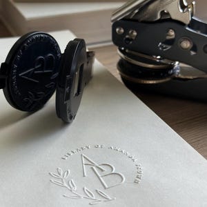 Personalisierter Buch Prägestempel - Individueller Bibliothek Prägestempel - Aus der Bibliothek des Buchprägedruckers - Individueller Prägestempel - Buchliebhaber Geschenk