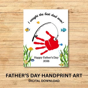 Puede incluir: Una impresión artística de huellas de manos para el Día del Padre con una huella de mano roja con forma de pez, una caña de pescar y el texto "I caught the best dad ever!" y "Happy Father's Day 2026".
