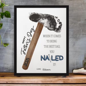Voetafdruk voor Vaderdag: "Je hebt het doorstaan!" Hammer Craft – afdrukbaar DIY-cadeau voor vader of opa vanaf baby of peuter