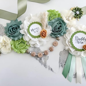 Boho Greenery Mommy to Be and Daddy to Be Sash Set – Baby Shower Badge Pins with Lace Flowers, Neutral Rustic Woodland Theme