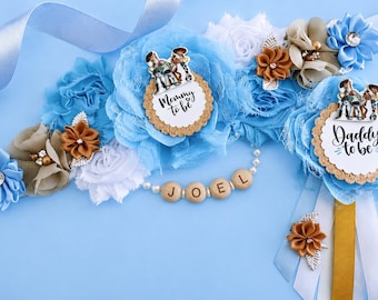 Toy Story-inspirerad blivande mamma- och blivande pappa-nålar – Babyshower-corsageset i blå rustik spets-satinblomma – Gender Reveal