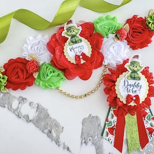 Set di spille natalizie per futura mamma e futuro papà – Fascia per baby shower natalizia con tema Grinch e fiori rossi, verdi e bianchi – Distintivo per futuri genitori