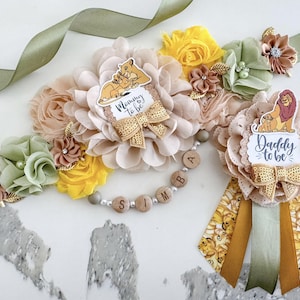 Löwenkönig Simba Mommy to be Sash und Daddy to be Pin Set - Babyparty Dekoration oder Gender Reveal Party Dekoration