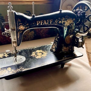 Antieke Pfaff naaimachine, vintage, naaien, kleermakerij, verzamelaar, handbediende machine, decoratie, retro, studio, cadeau-idee