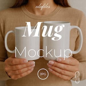 Puede incluir: Dos tazas de cerámica blancas con asas curvas se sostienen frente a una persona que lleva un suéter beige. Las tazas están etiquetadas como "Mug Mockup" en texto blanco grande. Se ve un pequeño icono "JPG".