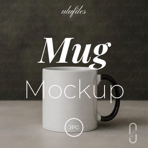 以下が含まれることがあります： 黒い持ち手が付いた白いセラミックマグカップで、白い文字で「Mug Mockup」と表示されています。 画像には、透かしの「ulufiles」が繰り返されるニュートラルな背景があります。