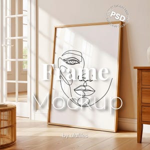 Puede incluir: Una taza de cerámica blanca con un asa negra y el texto "But First, Coffee" en negrita negra. La taza se encuentra sobre un fondo borroso, sugiriendo un ambiente acogedor.