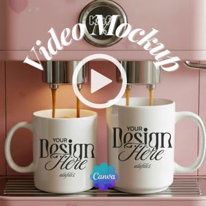 Puede incluir: Una cafetera rosa vierte café en dos tazas blancas. Cada taza tiene el texto "YOUR Design Here" en escritura negra. Las palabras "Video Mockup" están en escritura blanca. Un logotipo de Canva es visible.