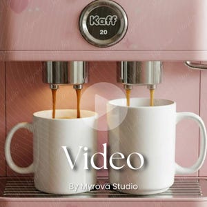 Puede incluir: Una máquina de espresso rosa que dispensa café en dos tazas blancas. La máquina tiene una boquilla plateada y un panel de control circular con el texto "Kaff 20". La palabra "Video" está superpuesta en la imagen, con "By Myrova Studio" debajo.