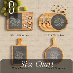 Puede incluir: Una colección de tablas de servir de madera con insertos de pizarra y cuchillos para queso. Las tablas son de varias formas y tamaños, incluyendo rectangulares, ovaladas y redondas. El texto "Your Design Here" está en los insertos de pizarra. Medidas en centímetros.