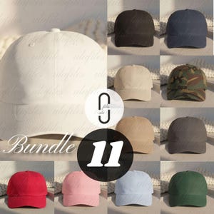 Puede incluir: Un conjunto de once gorras de béisbol en varios colores, incluyendo blanco, negro, azul marino, beige, camuflaje, gris, rojo, rosa, azul claro y verde. Las gorras tienen un diseño clásico de seis paneles con visera curva y correa ajustable.