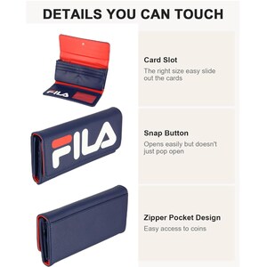 Pu&ograve; includere: Un portafoglio Fila blu navy con interno rosso. Il portafoglio presenta il logo Fila in bianco e rosso. Il portafoglio ha una chiusura a bottone automatico e un design con tasca con cerniera.