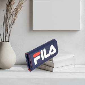 Pu&ograve; includere: Un portafoglio blu navy con la scritta "FILA" in lettere bianche e rosse. Il portafoglio &egrave; rettangolare e sembra essere in pelle. L'interno &egrave; rosso. Il portafoglio &egrave; appoggiato su una pila di libri bianchi.