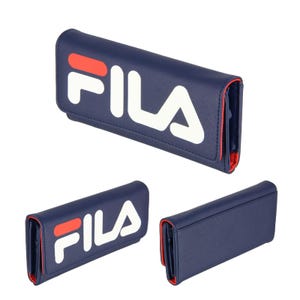 Pu&ograve; includere: Portafoglio blu navy con il logo bianco "FILA" e un accento rosso. Il portafoglio ha un design a due ante con interno rosso. L'immagine mostra il portafoglio da pi&ugrave; angolazioni.
