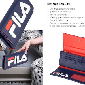 Pu&ograve; includere: Portafoglio blu navy con logo FILA bianco e rosso. Il portafoglio ha un interno rosso e una chiusura a scatto. Il portafoglio &egrave; mostrato in pi&ugrave; viste, inclusa una aperta.
