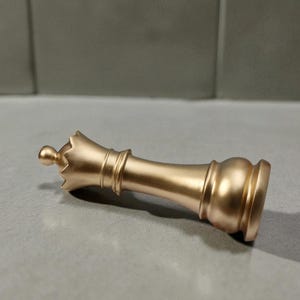 Internationales Schachfiguren-Set aus Resin – Goldene Königin und Ritter Statuen – Handgefertigte Luxus Wohn- und Schaufensterdeko