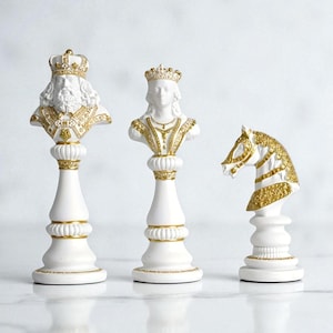 Goldene Schachfiguren aus Harz – König, Dame, Springer | Abstrakte Luxus-Skulpturen | Handgemachte Deko
