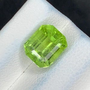 2.90 CT Natural Peridot – Faceted Emerald Cut Gemstone – Vibrant Green Color –No Treatment - Ideal for Custom Jewelry – 8x6mm Loose Stone
