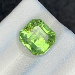 3.50 CT Natural Peridot – Faceted Emerald Cut Gemstone – Vibrant Green Color – Untreated - Ideal for Custom Jewelry – 8x7mm Loose Stone