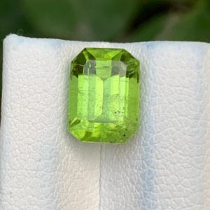 2.60 CT Natural Peridot – Faceted Emerald Cut Gemstone – Vibrant Green Color –No Treatment - Ideal for Custom Jewelry – 9x6mm Loose Stone