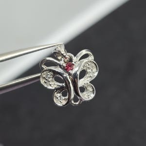 Naturlig vibrerande rosa-röd rubin 925 silverhänge – 6,6 karat – rund slipning – juli födelsesten