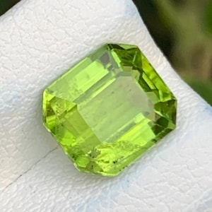 2.70 CT Natural Peridot – Faceted Emerald Cut Gemstone – Vibrant Green Color –No Treatment - Ideal for Custom Jewelry – 8x7mm Loose Stone