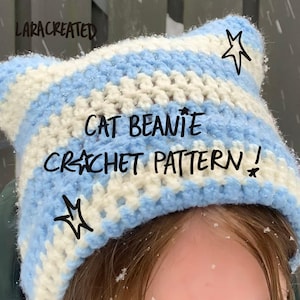 Op de afbeelding: Een blauwe en witte gestreepte gehaakte kattenmuts met de tekst "CAT BEANIE CROCHET PATTERN!" erop.