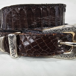 Ciemnobrązowy pasek z prawdziwej skóry węża z wyjątkową srebrną klamrą i podszewką z prawdziwej skóry.