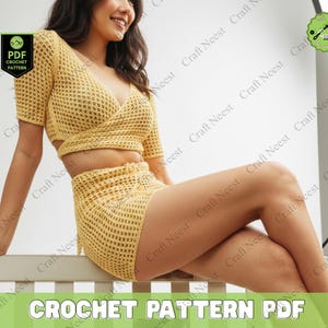 Puede incluir: Un conjunto de top y shorts de crochet amarillo. El top tiene un diseño cruzado, y los shorts tienen una cintura con cordón. El conjunto está hecho de una tela texturizada de tejido abierto. La imagen también incluye el texto "CROCHET PATTERN PDF".